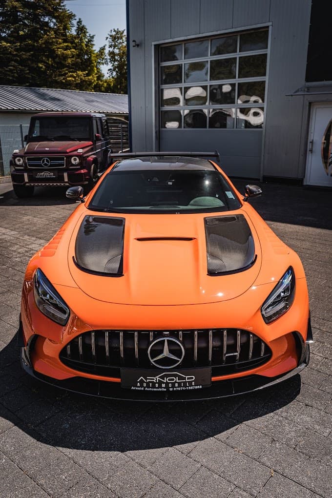Mercedes-AMG GT Black Series in Orange vor Arnold Automobile