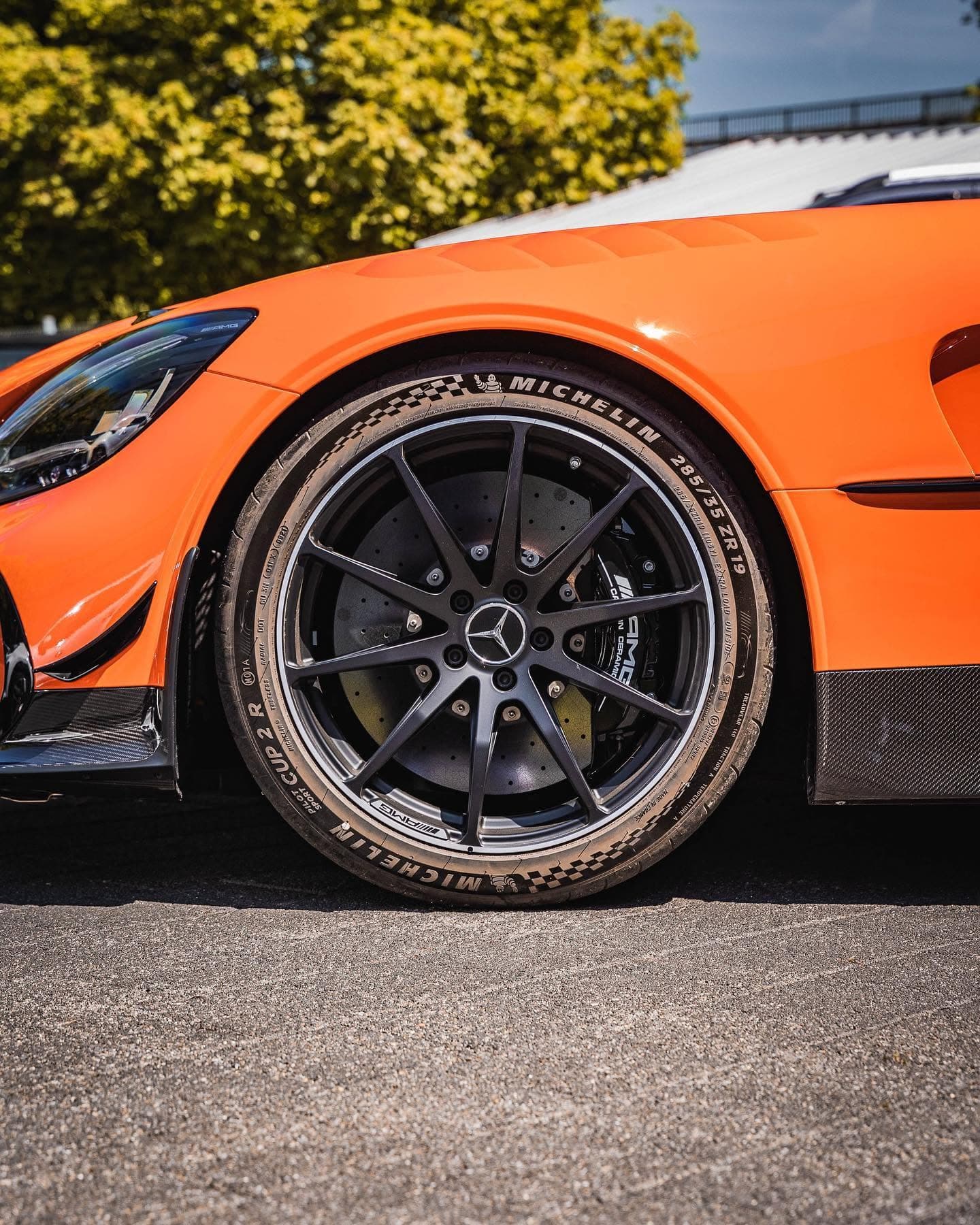 Mercedes-AMG GT, Seitenansicht mit Blick auf die Felgen