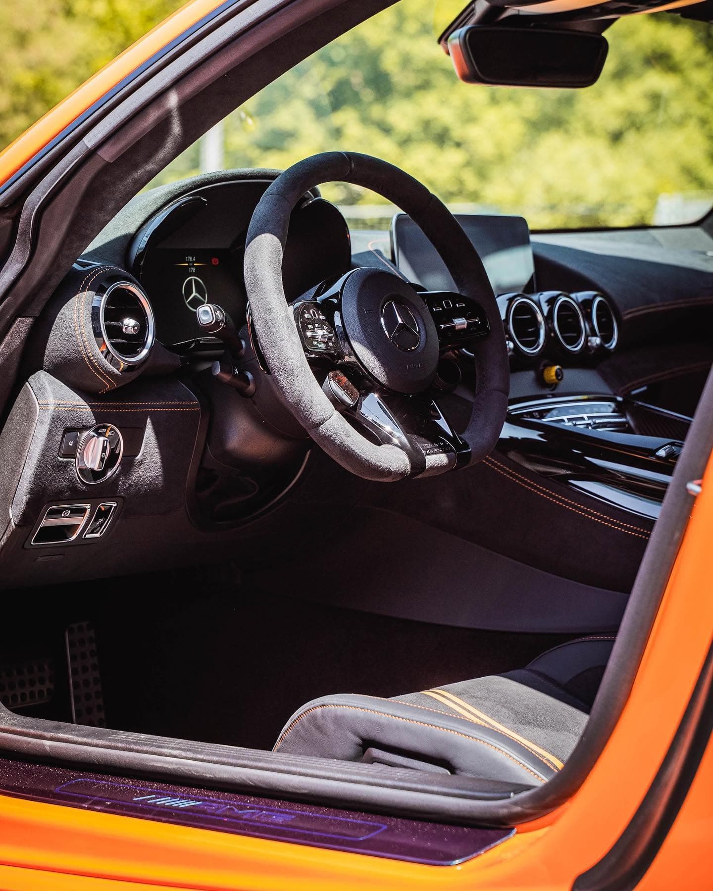 Mercedes-AMG GT, Detailaufnahme des Kennzeichenhalters von Arnold Automobile