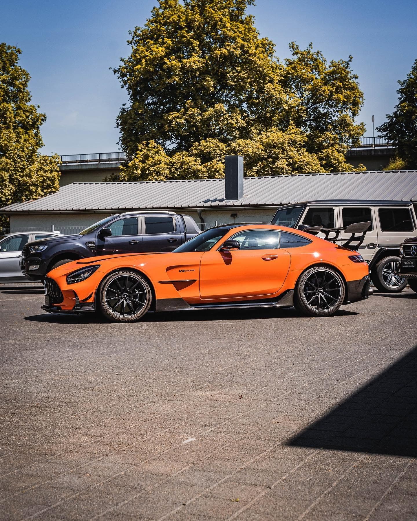 Mercedes-AMG GT, Seitenprofil vor der Halle