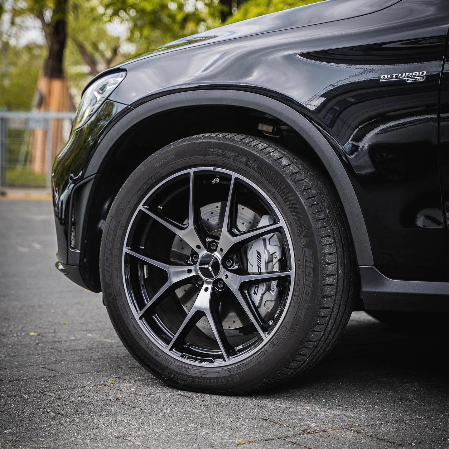 Mercedes-AMG GLC 43, Detailaufnahme der 20-Zoll-AMG-Felge mit Bremssattel