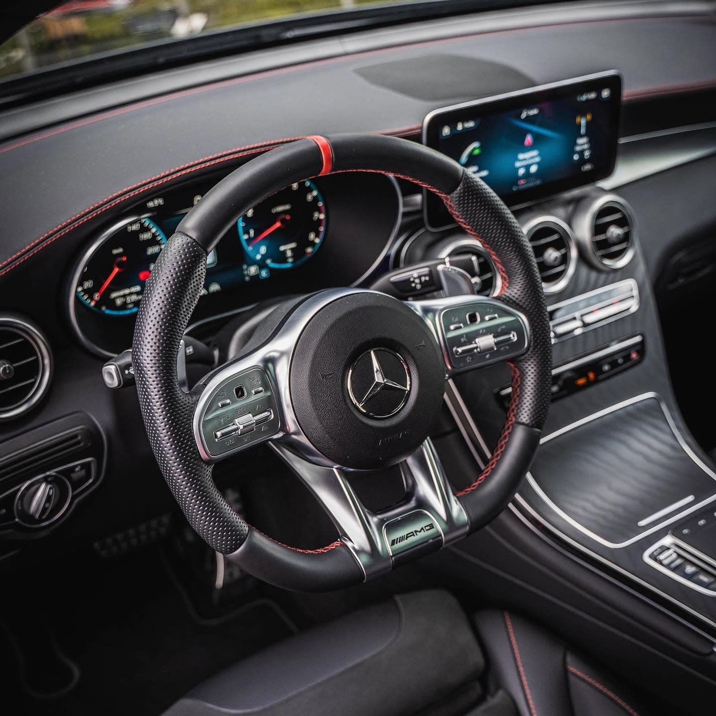 Mercedes-AMG GLC 43, Detailaufnahme des AMG-Lenkrads mit roter Ziernaht