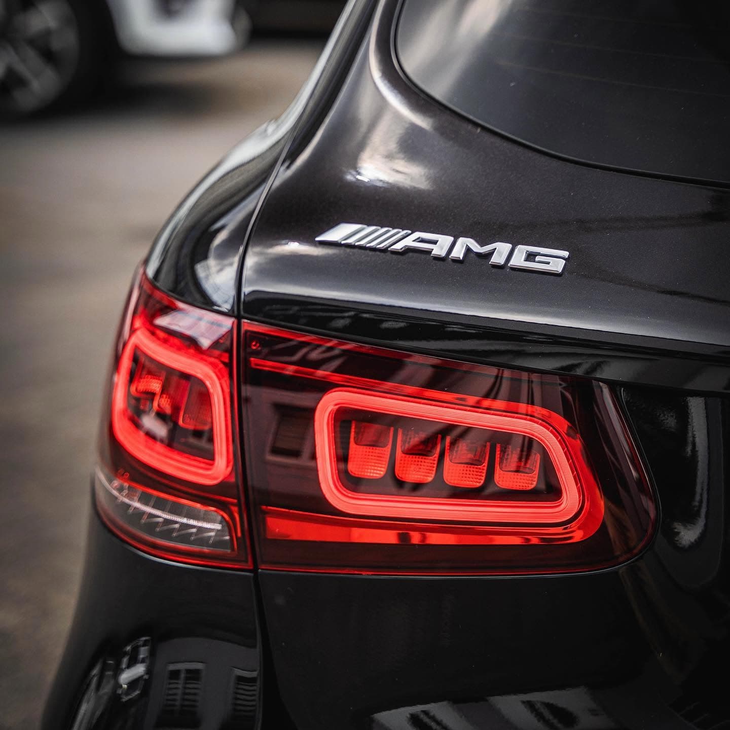Mercedes-AMG GLC 43, Detailaufnahme des Rücklichts mit AMG-Schriftzug